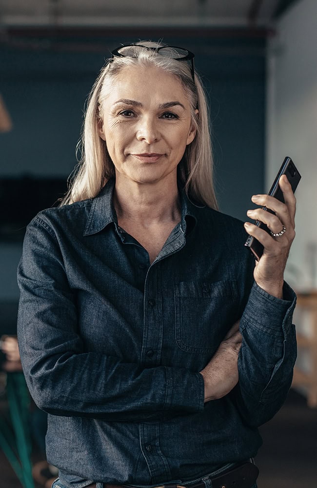 Bild: Headhunter Maschinenbau | People & Projects e.K. Eine Headhunterin, die per Telefon ihren nächsten Headhunting Auftrag akquiriert.