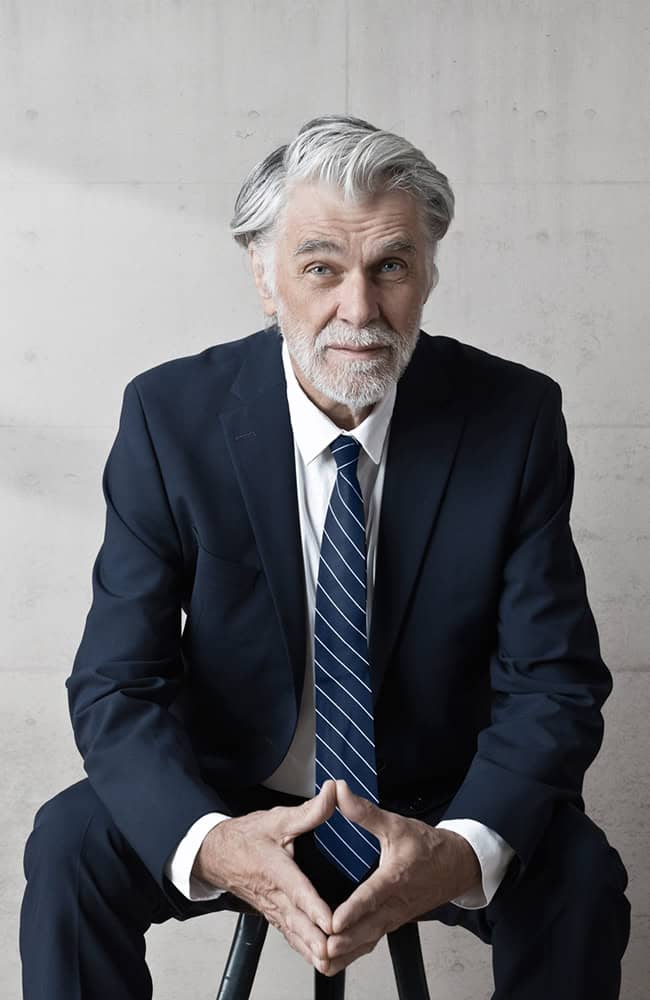 Bild: Headhunter Maschinenbau | People & Projects e.K. Ein seniorer Personalberater, der auf einem Stihl sitzt.