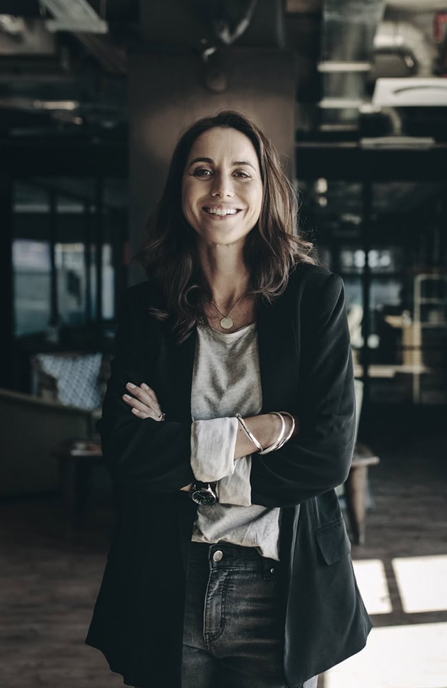 Bild: Headhunter Maschinenbau | People & Projects e.K. Eine Recruiterin, die an einem Tisch lehnt und die Arme verschränkt hält